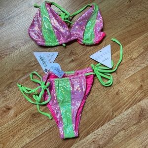 Dippin Daisy Bikini Set🩷💚 Both top and bottom are a size Large